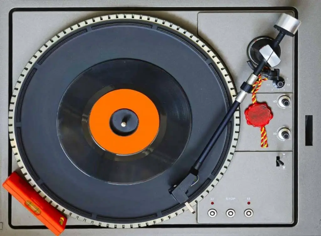 Turntable with a bubble level